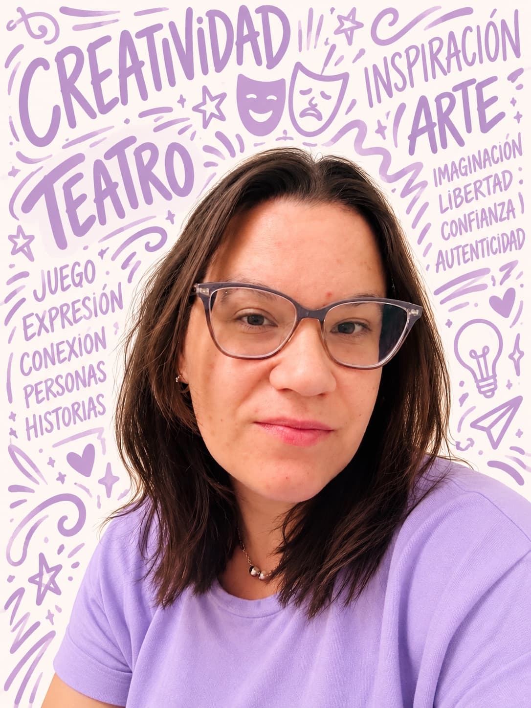 Florencia Garcia, profesora de Flora Teatro, con palabras como teatro, juego y creatividad dibujadas de fondo