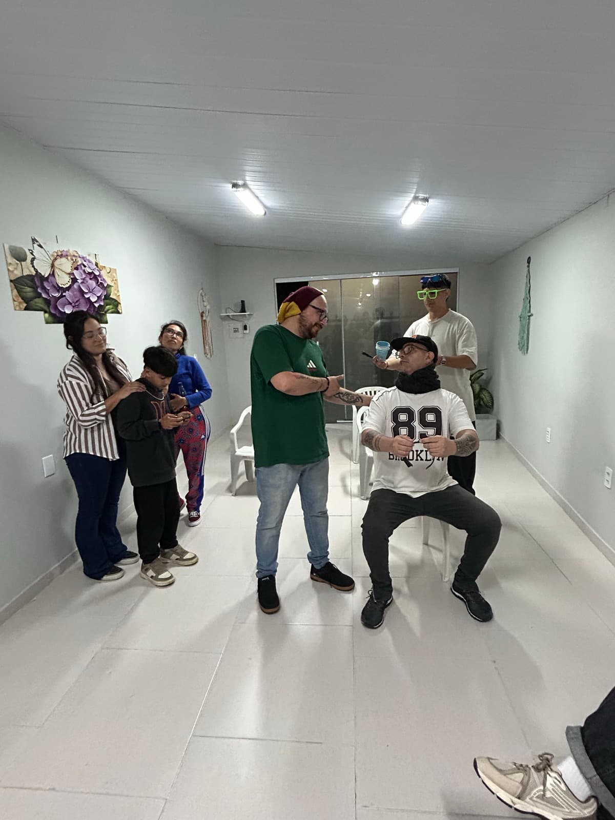 Participantes armando una escena en la sala, uno sentado y otro de pie a su lado