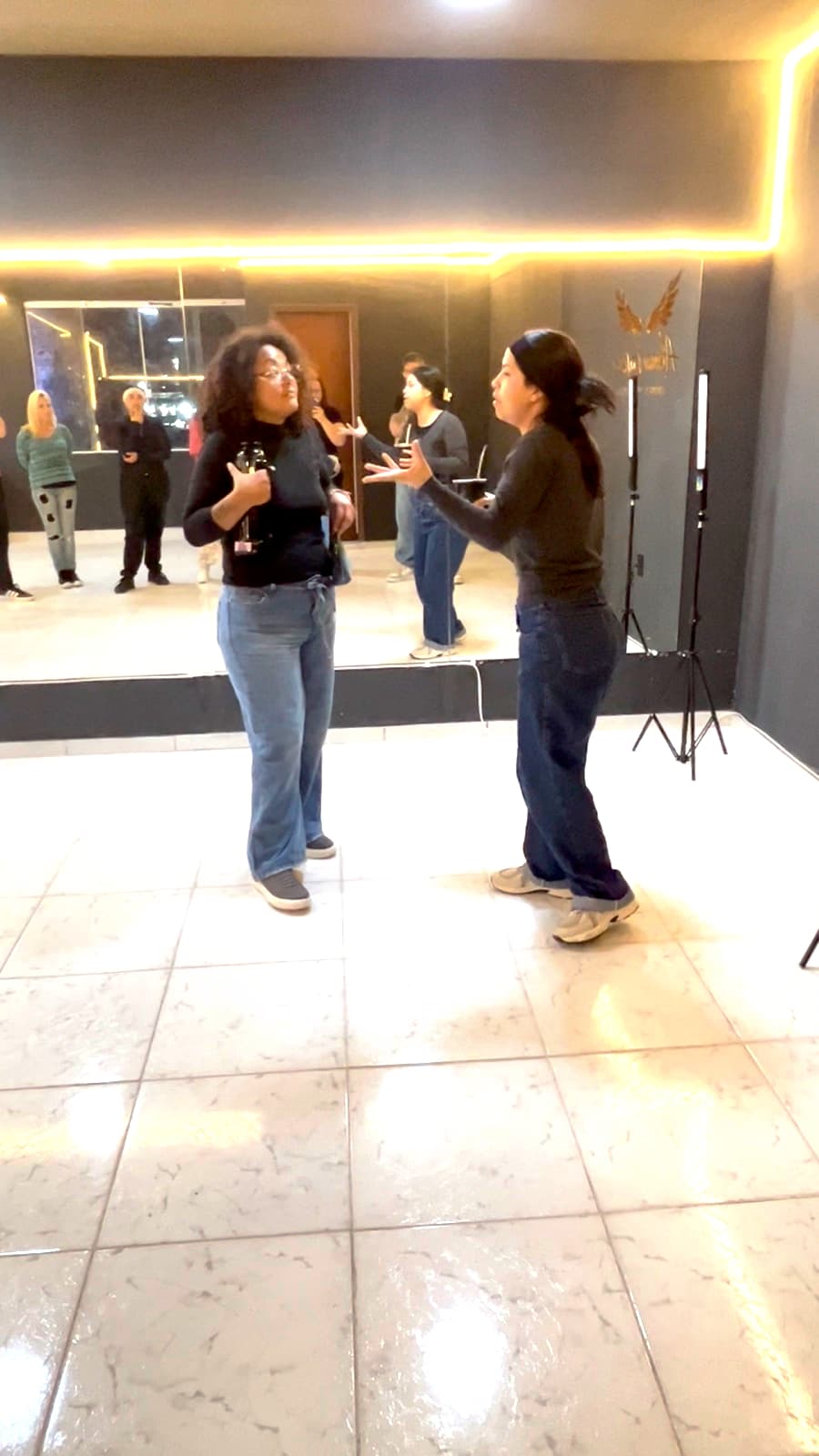 Dos participantes improvisando una escena frente al espejo