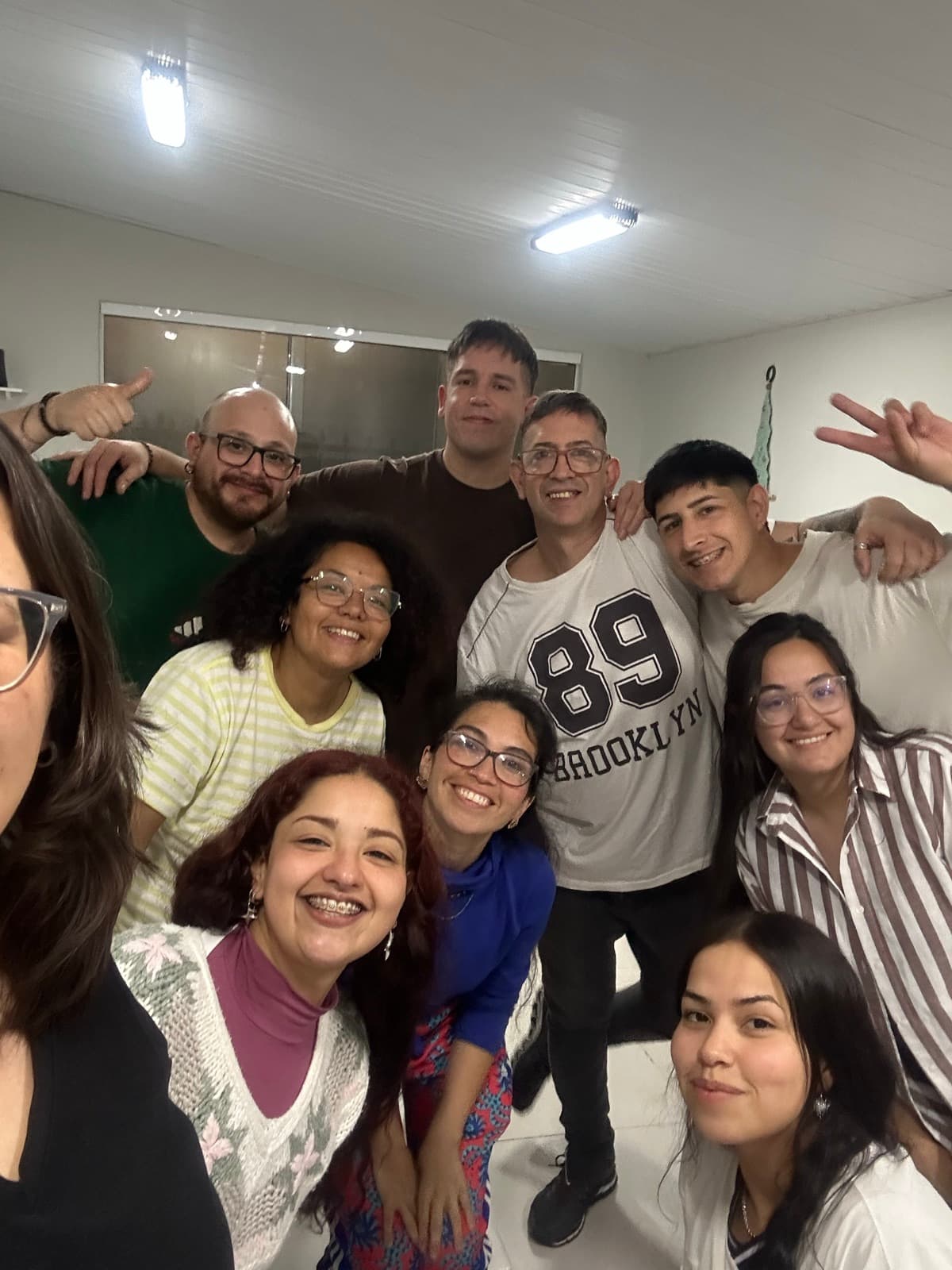 Selfie del grupo del taller, todos sonriendo y abrazados